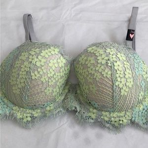 Victoria secret bra size 34B new